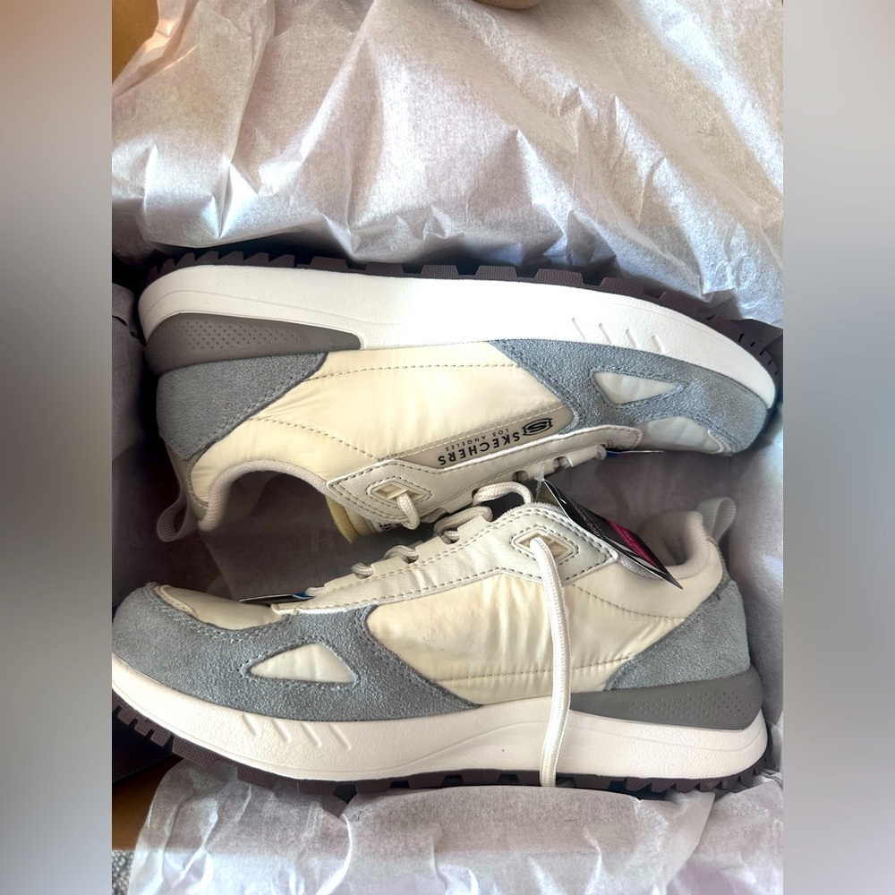 Skechers Cream and Gray Sneakers nwt size 5 - Picture 1 of 8